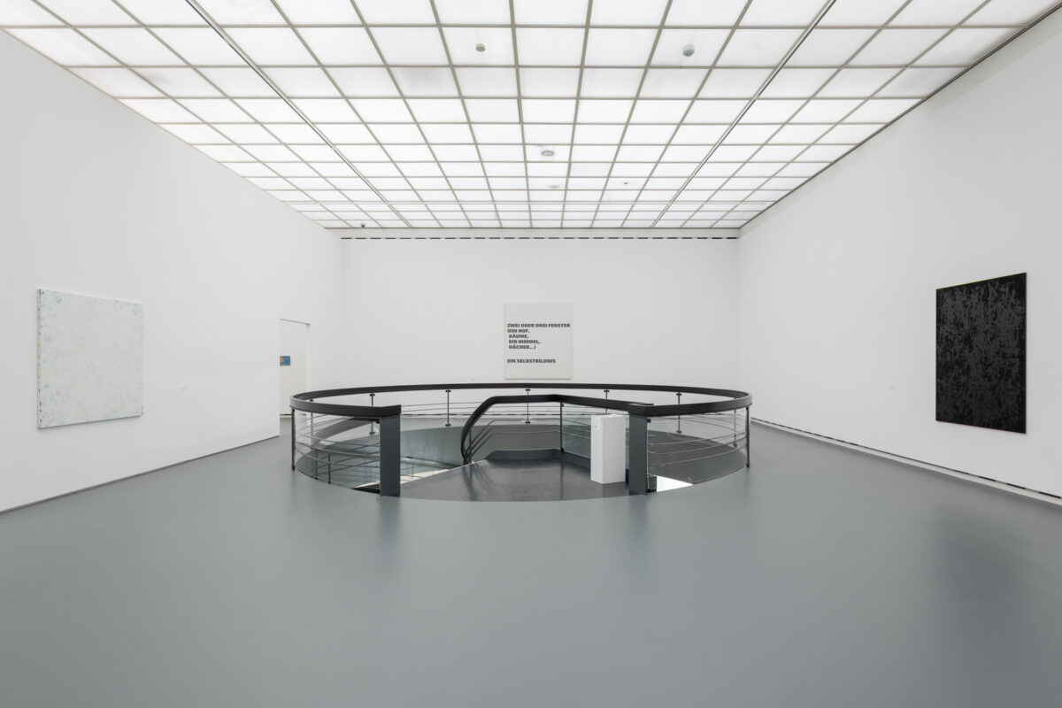 Ausstellungsansicht von verschiedenen Kunstwerken im Aargauer Kunsthaus.