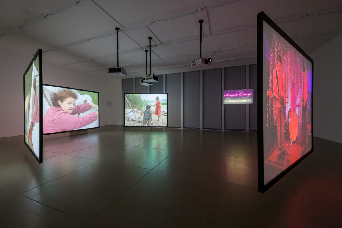 Ausstellungsansicht von verschiedenen Kunstwerken im Aargauer Kunsthaus.