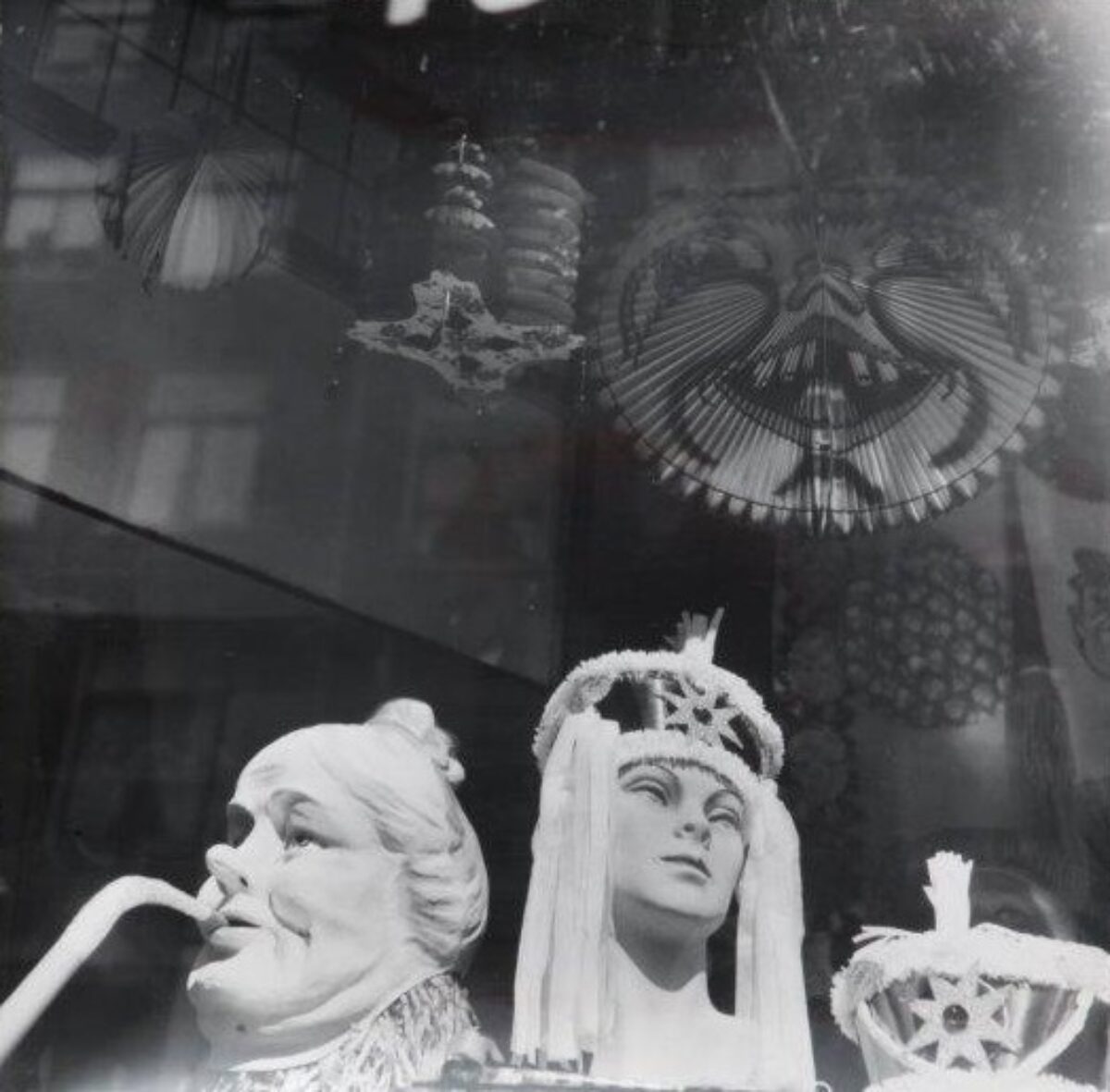 Eva Wipf, Fünfzehn Fotos: Die Ladenhüter im Schaufenster, 1957 