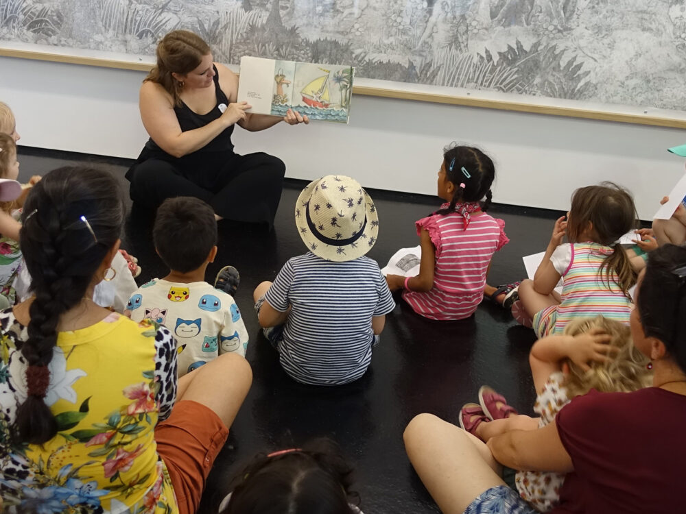 Maria Hächler liest Kindern im Kunsthaus eine Geschichte vor.