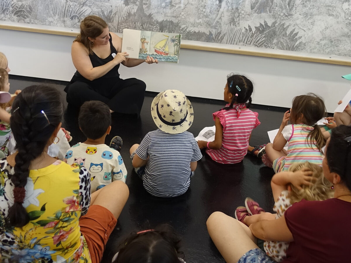 Maria Hächler liest Kindern im Kunsthaus eine Geschichte vor.