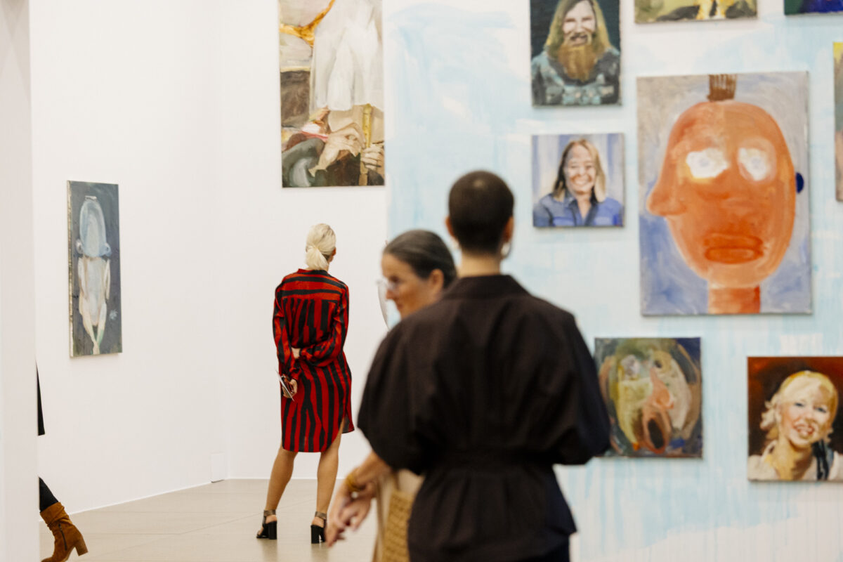 Meschen schauen sich Kunst im Aargauer Kunsthaus an. Klick verlinkt zu Instagramprofil des Aargauischen Kunstvereins