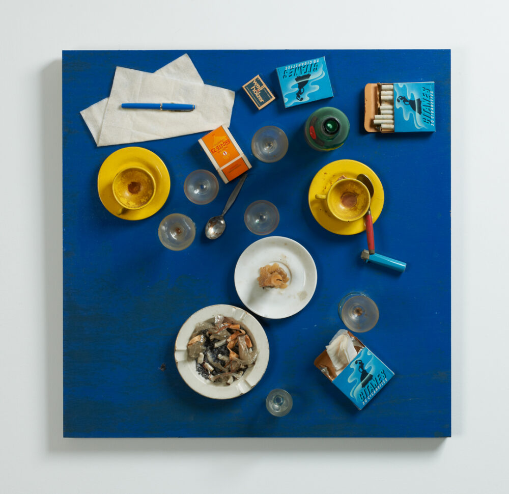 Kunstwerk von Daniel Spoerri, das einen Kaffeetisch von oben zeigt.