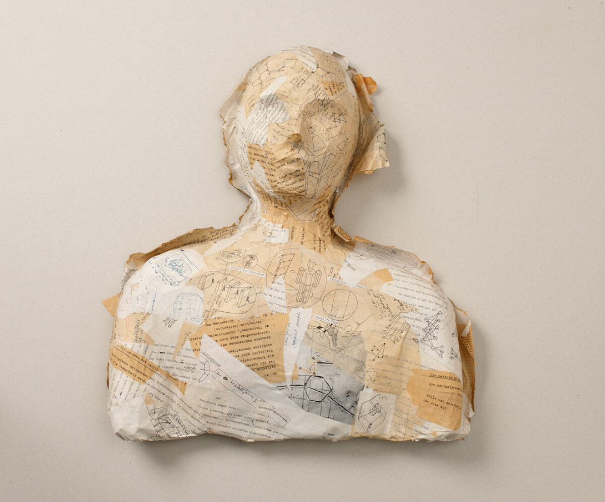 Skulptur von Aldo Walker und Rolf Winnewisser, die eine menschliche Büste aus Papier darstellt.