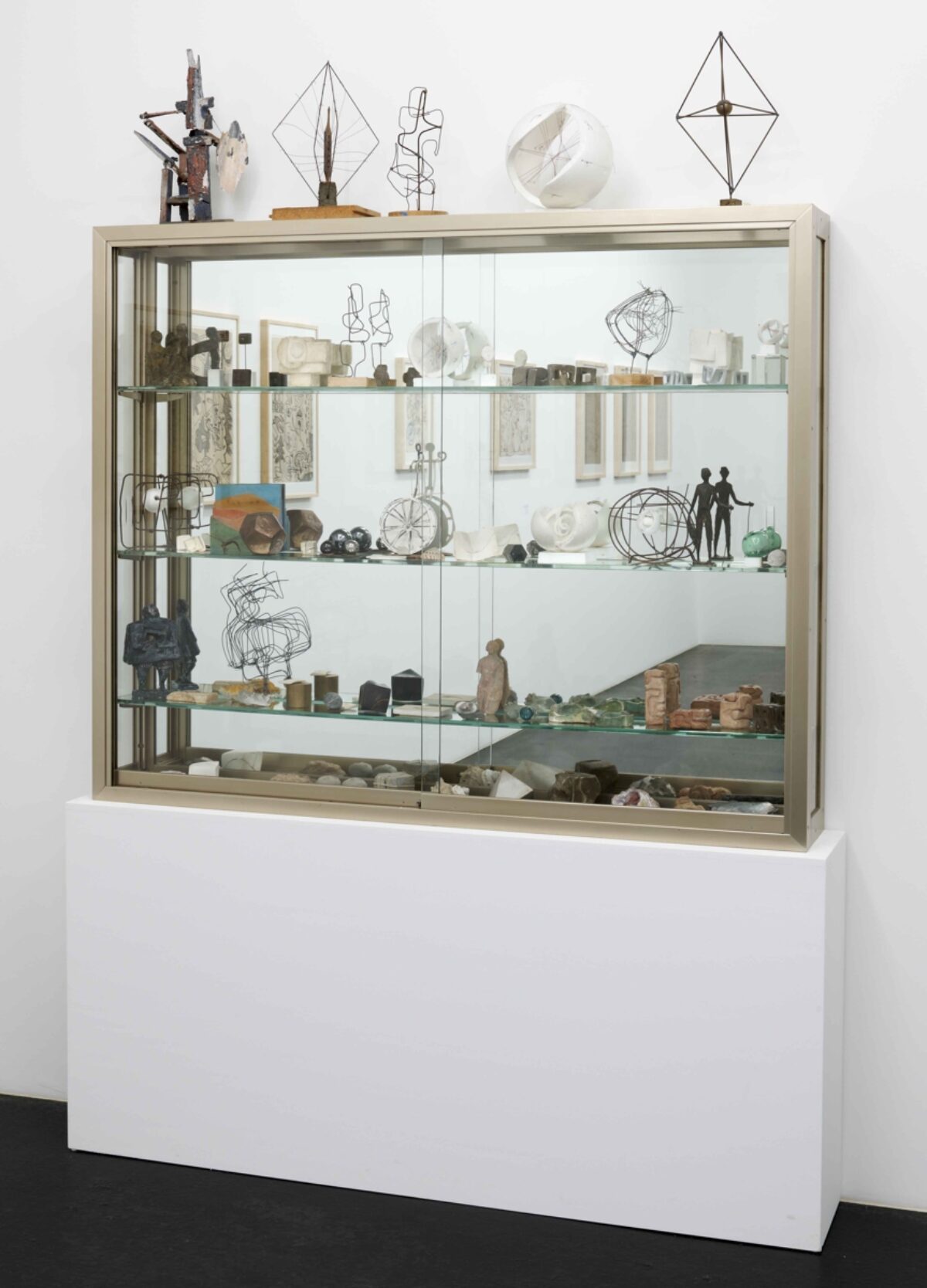 Katharina Sallenbach, Vitrine, 2010 