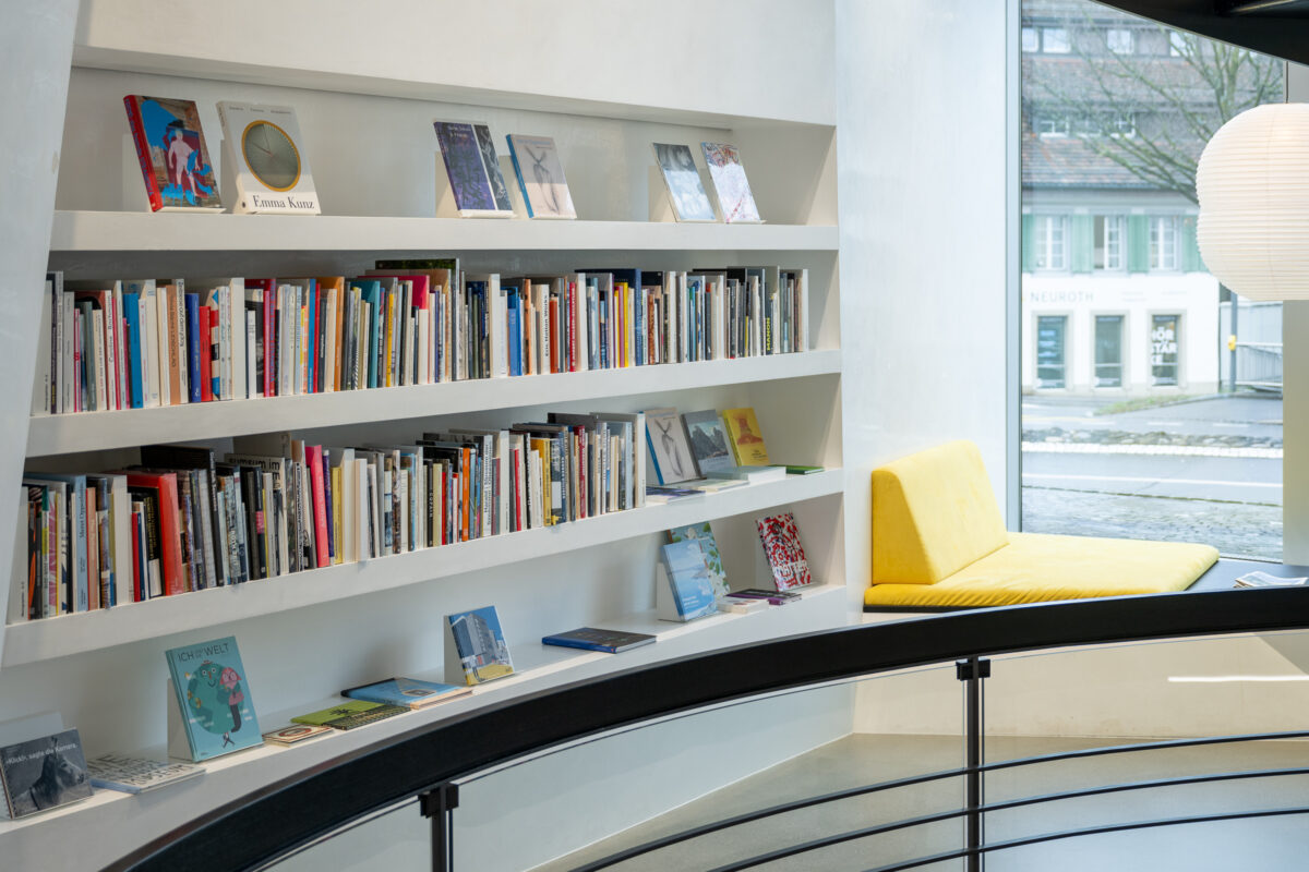 Ansicht der Buchhandlung im Aargauer Kunsthaus mit zwei Regalen voller Kunstkatalogen