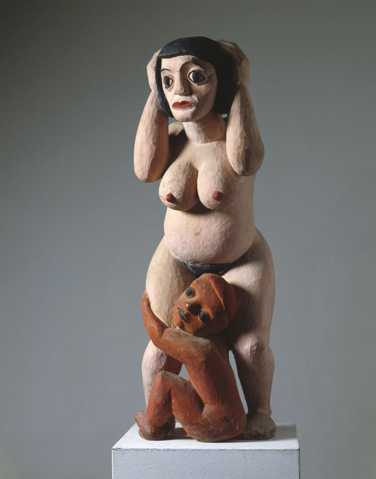 Skulptur von Hermann Scherrer, die eine nackte Mutter mit ihrem Kind zeigt, das sich um das Bein schlingt.