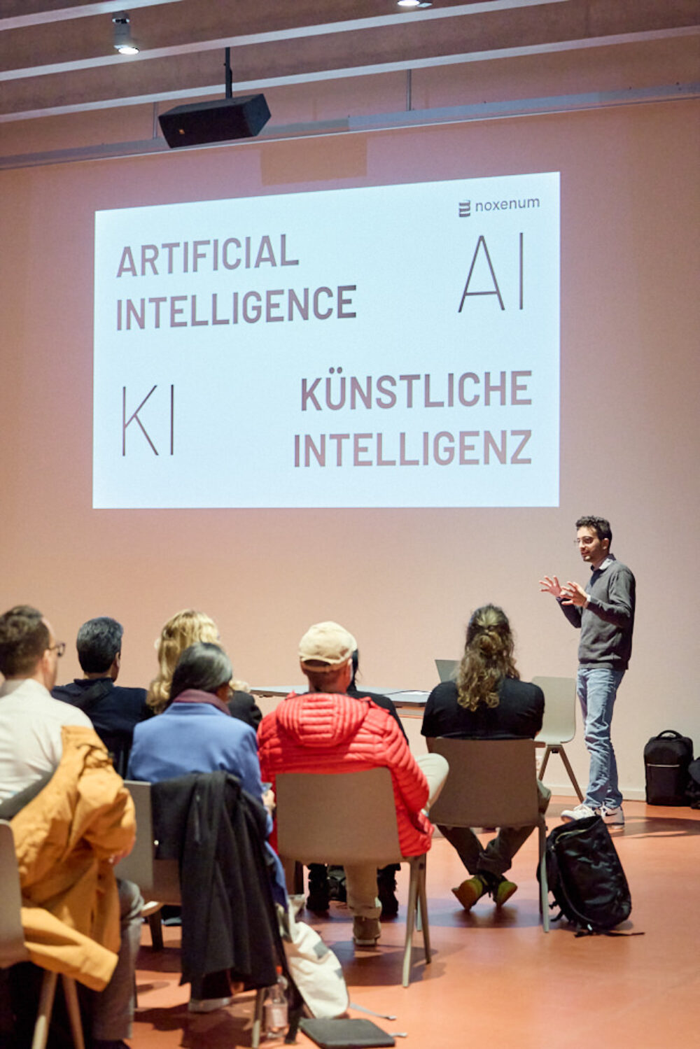 Claudio Paonessa, ein Data Scientist bei einem Vortrag im Stadtmuseum Aarau.
