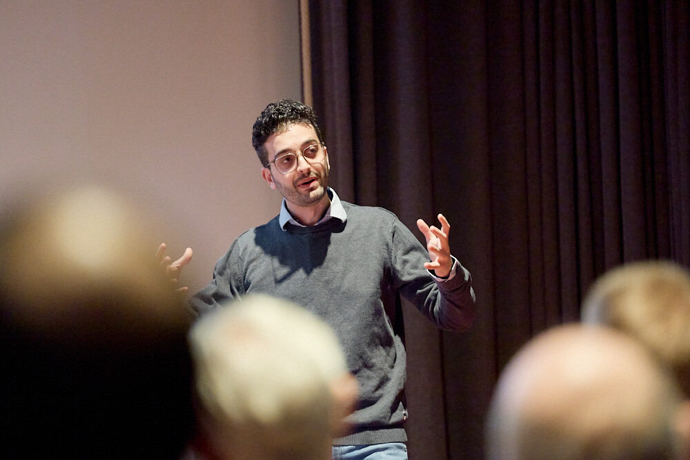 Claudio Paonessa, ein Data Scientist bei einem Vortrag im Stadtmuseum Aarau.