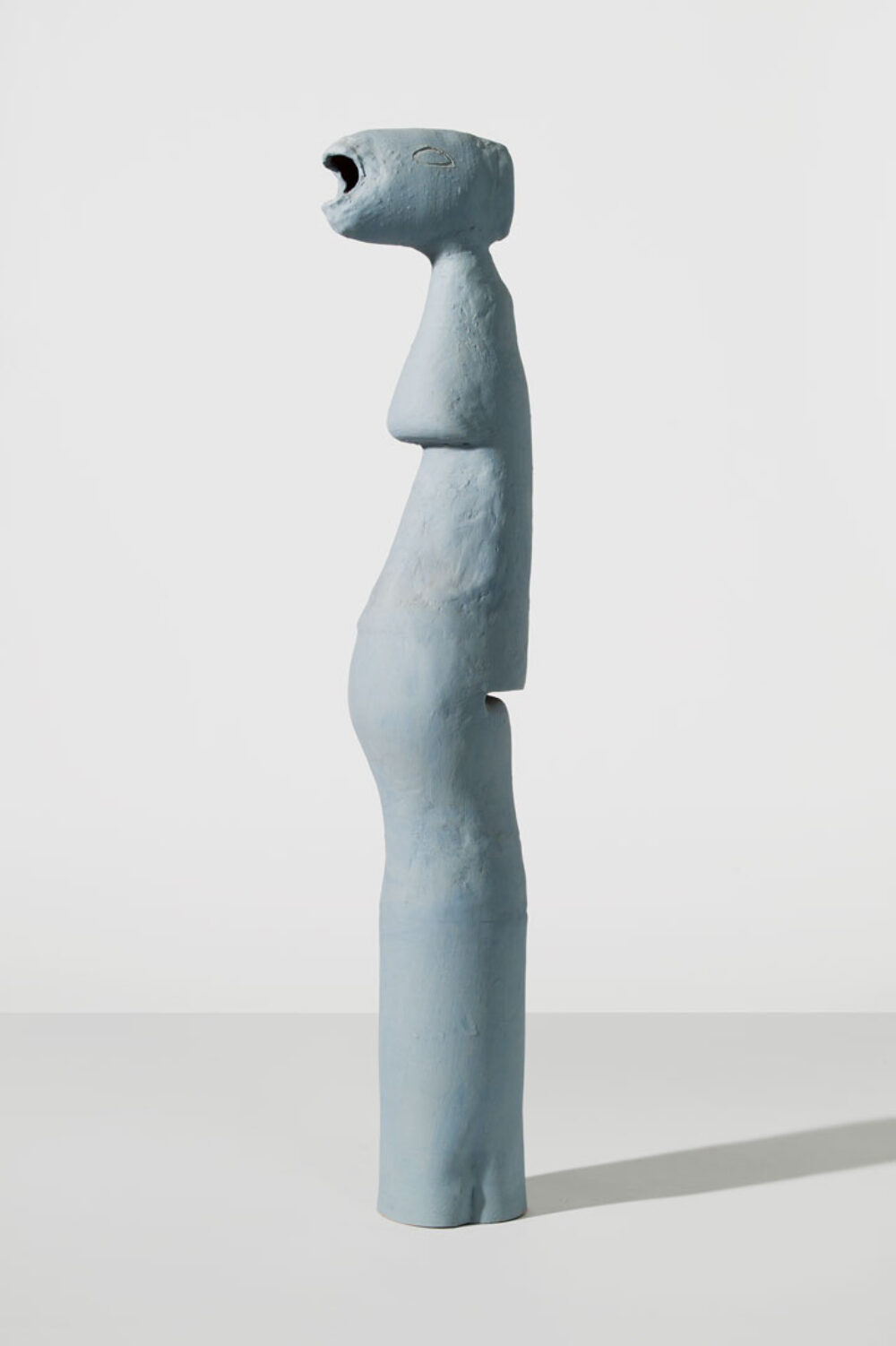 Skulptur von Margrit Linck, dass einen abstrahierten Frauenkörper mit offenem Mund zeigt.