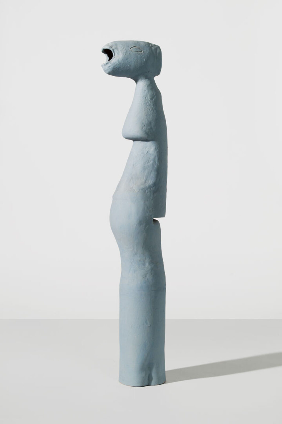 Skulptur von Margrit Linck, dass einen abstrahierten Frauenkörper mit offenem Mund zeigt.