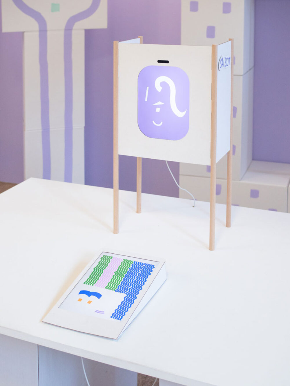 Installationsansicht des Face-o-mat von Tobias Gutmann.