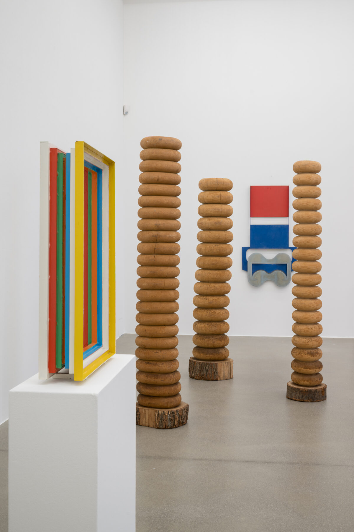 Ausstellungsansicht von verschiedenen Kunstwerken im Aargauer Kunsthaus.