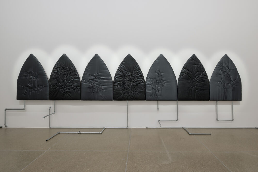 Ausstellungsansicht von verschiedenen Kunstwerken im Aargauer Kunsthaus.