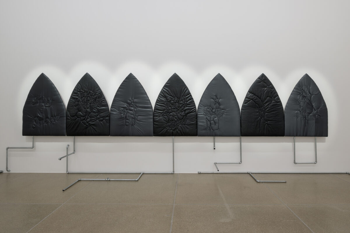 Ausstellungsansicht von verschiedenen Kunstwerken im Aargauer Kunsthaus.