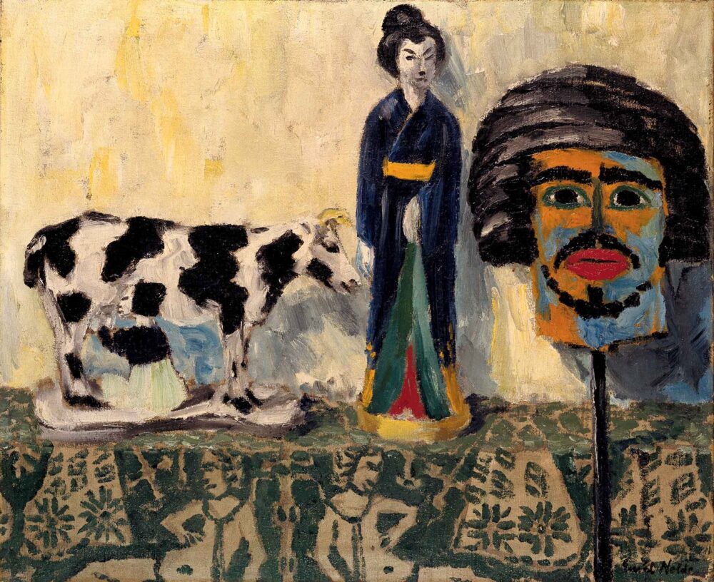 Ein Gemälde von Emil Nolde, dass eine Kuh, eine japanische Statue und eine Maske zeigt.