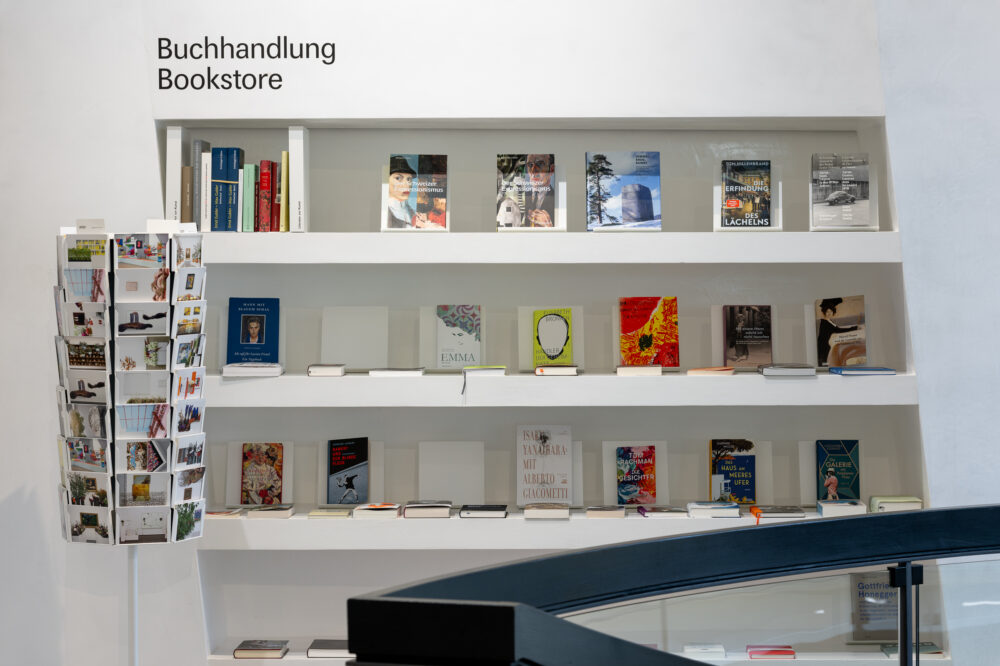 Ansicht der Buchhandlung im Aargauer Kunsthaus mit zwei Regalen voller Kunstkatalogen