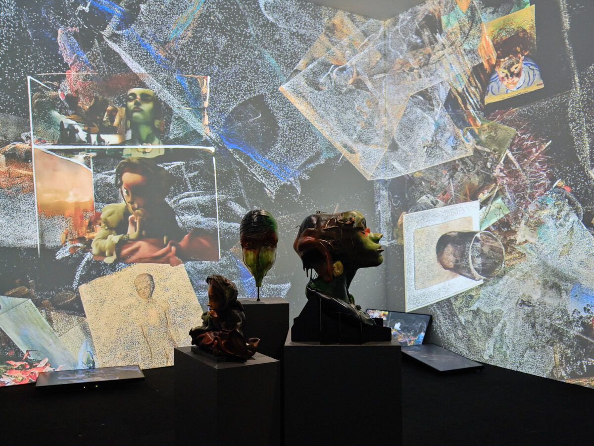 Ausstellungsansicht von verschiedenen Kunstwerken im Aargauer Kunsthaus.