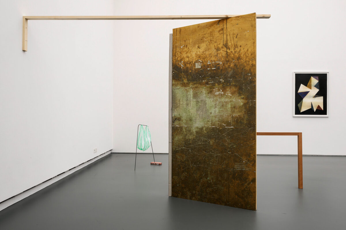 Ausstellungsansicht von einer abstrakten Installation mit Werk an der Wand aus der Auswahl 25.