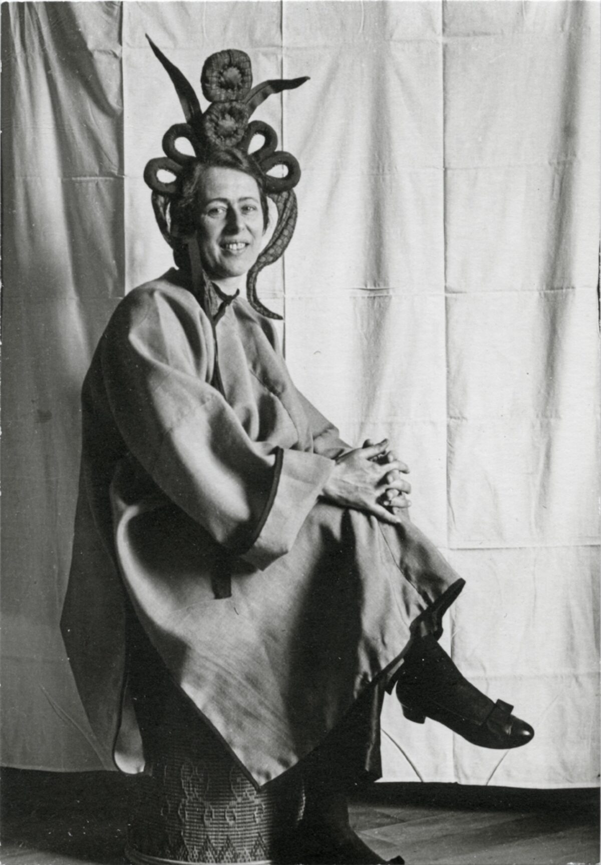 Unbekannt (Sophie Taeuber-Arp?), Erika in Kostüm, Zürich, 1920 - 1929 