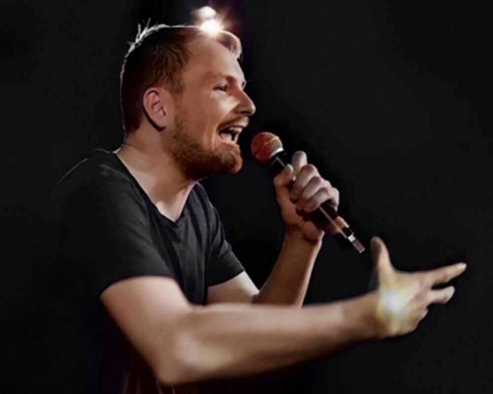 Foto von Jakob Schwerdtfeger mit Mikrofon